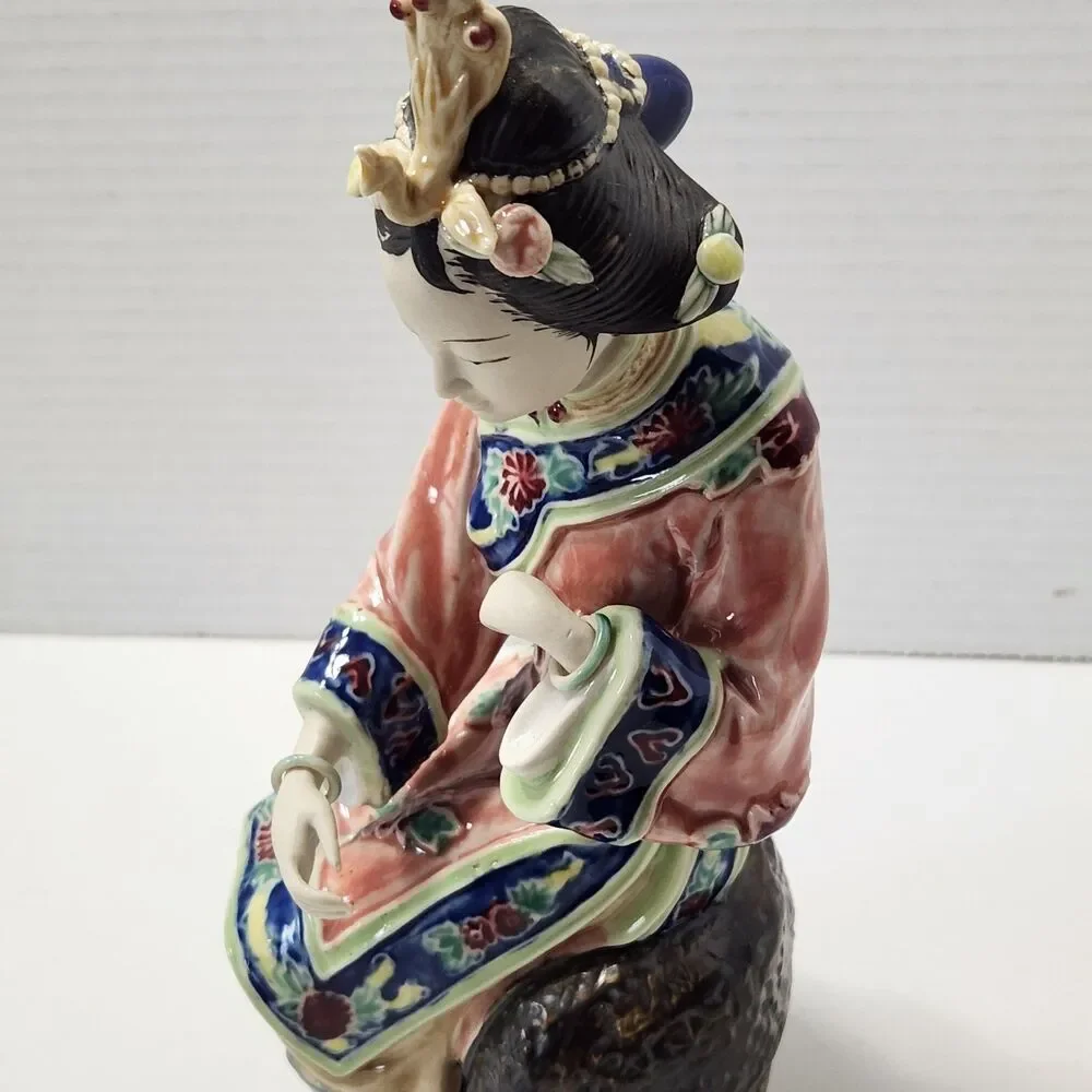 Shiwan Chinese Wucai Porcelain Seated Court Lady Figurine Moving Bracelet #75